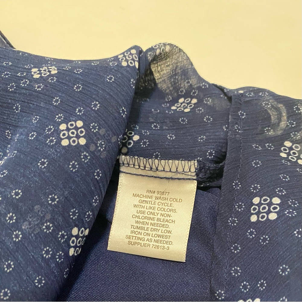 ⭐️ Liz Claiborne top. Blue and white, size small - Picture 6 of 7